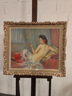 un tableau représentant une femme assise sur un lit, à côté d'une croix