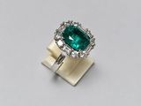 une bague en émeraude et diamant