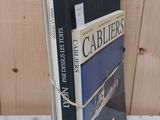 une pile de livres posée sur une table en marbre