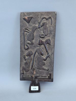 une image représentant une plaque en pierre sur laquelle figurent un homme et une femme