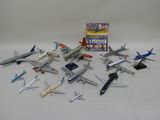 beaucoup d'avions miniatures posés sur la table