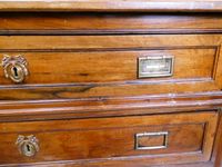 Commode d'époque Louis XVI en noyer noir veiné sur fond de s… (photo 5)