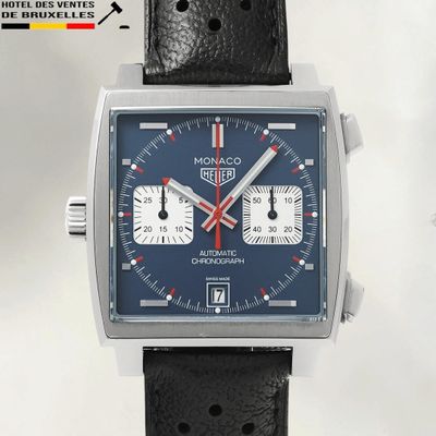 un gros plan d'une montre avec un bracelet en cuir noir