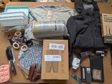 un grand nombre d'objets posés sur une table