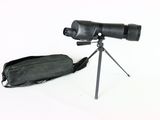 un sac noir et un télescope noir monté sur un trépied