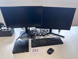 deux écrans d'ordinateur et un clavier sur un bureau
