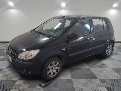 la photo d'une petite voiture noire garée dans un garage