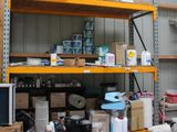 de nombreux cartons et boîtes sur les étagères du garage