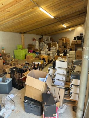 de nombreux cartons, les uns à côté des autres, par terre dans le garage