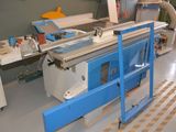 une machine posée sur une table dans une pièce