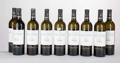 six bouteilles de vin sont alignées dans une rangée
