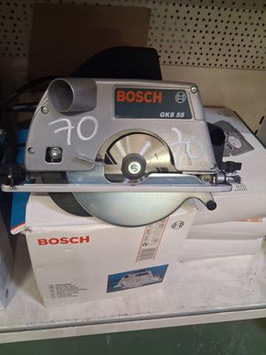une machine posée sur une boîte