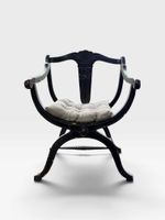 Fauteuil de type curule en bois noirci mouluré et sculpté à … (photo 2)