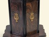 une petite table en bois sur laquelle est posée une horloge