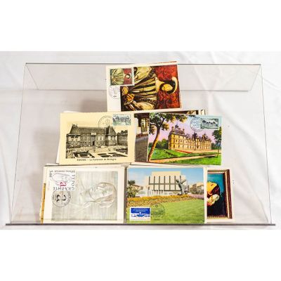 de nombreuses cartes postales dans une vitrine transparente