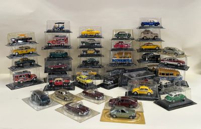 un grand nombre de voitures-jouets dans une vitrine