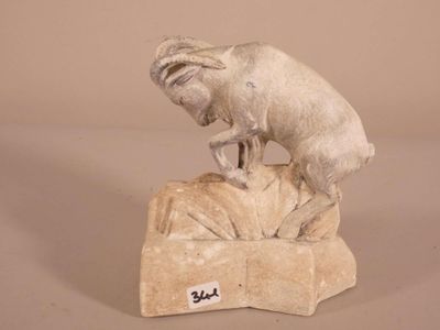une statue représentant un lézard posée sur un oreiller