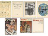 plusieurs livres sont alignés sur une surface blanche