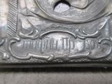 une horloge en argent posée sur une table