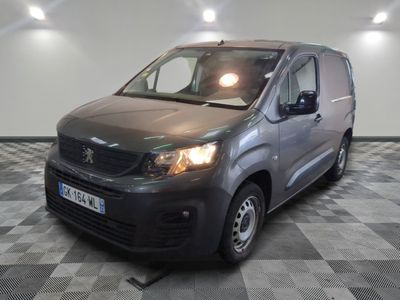 la camionnette grise est garée sur le sol en damier d'une pièce