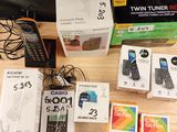 Plusieurs téléphones portables sont posés sur une table, à côté d'autres objets.