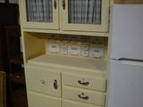 une armoire jaune à deux tiroirs et un réfrigérateur blanc