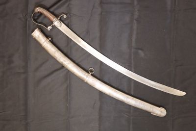 une paire de sabres japonais anciens sur un fond de tissu noir