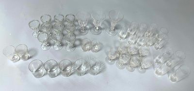 un grand nombre de verres à vin vides posés sur une table