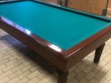 une table de billard recouverte d'un tapis vert