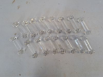 beaucoup de morceaux de verre transparent posés sur une table