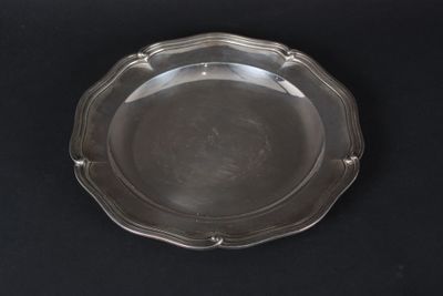 plat rond à contours en argent, poinçon minerve. - Photo 1