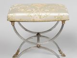 un banc blanc et doré orné d'un motif floral
