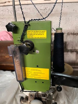 une machine verte posée sur une table