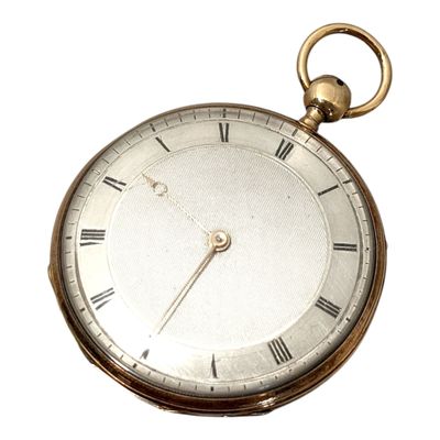 une montre de poche en or avec des chiffres romains sur le cadran