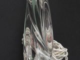une lampe en verre posée sur une table