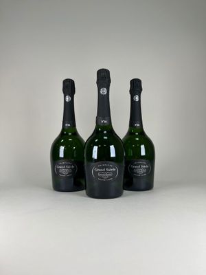 trois bouteilles de vin posées l'une à côté de l'autre sur une table