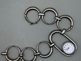 un bracelet en argent avec une montre au centre