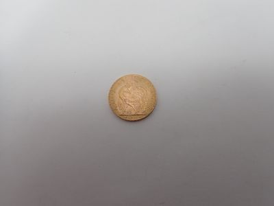 l'image d'une pièce d'or posée sur une surface blanche