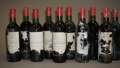 six bouteilles de vin sont alignées sur une table
