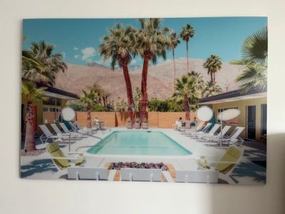 une photo d'une piscine et de chaises longues