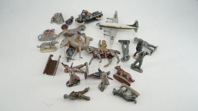 tout un tas de figurines qui sont posées sur une table
