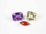 deux pierres précieuses, un améthorate et une citrine, sur un fond blanc