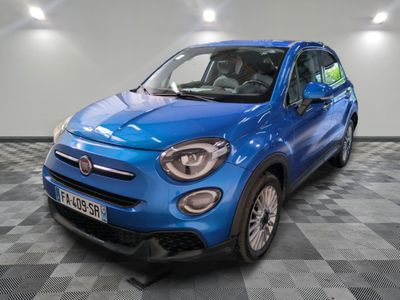 un SUV Fiat bleu garé dans un garage au sol carrelé