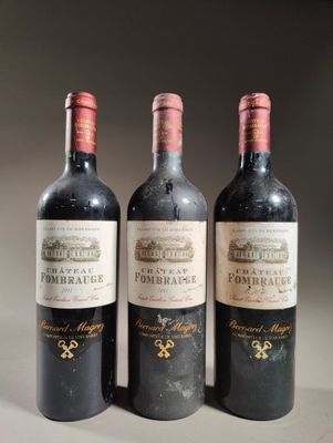 trois bouteilles de vin posées sur une table l'une à côté de l'autre