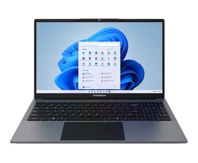 un gros plan d'un ordinateur portable posé sur une surface blanche, avec un fond bleu