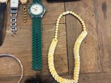 de nombreux types de montres et de bracelets disposés sur une table