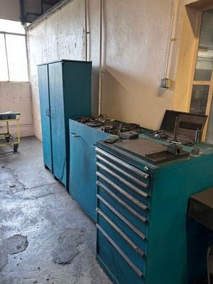 une armoire bleue sur laquelle est posé un ordinateur portable, dans une pièce