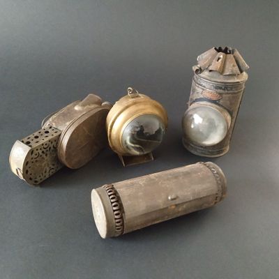 Quatre lanternes à bougie portatives en zinc et laiton parti… - Photo 1