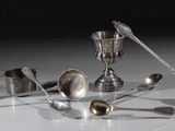 beaucoup de cuillères en argent et de cuillères à soupe sur une table