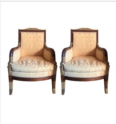paire de fauteuils de style Louis XVI avec assises rembourrées